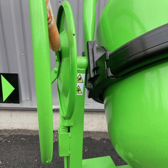 Le volant de la bétonnière EUROMECAMAT PRO 170 TD de profil aux couleurs vertes et noires.