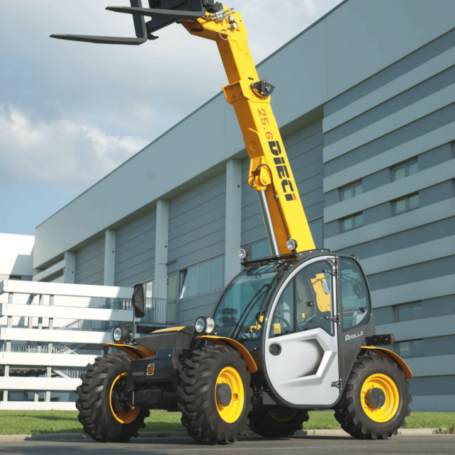 Chariot télescopique Apollo 26.6 DIECI devant un bâtiment Chariot télescopique Apollo 26.6 DIECI devant un bâtiment