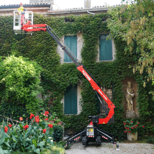 Nacelle araignée Spider 13.80 PBF pris en photo devant la façade d'un bâtiment