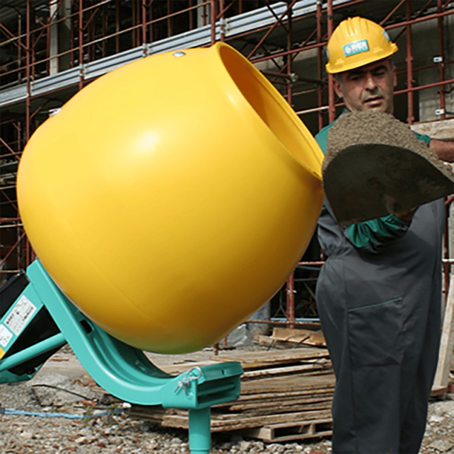 Bétonnière Minibeta jaune d'IMER sur un chantier