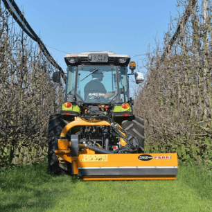 Le broyeur d'accotement ZMGE 1600 FERRI monté sur un tracteur en action