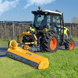 Le broyeur d'accotement ZMT PRO 1600 FERRI monté sur un tracteur en action