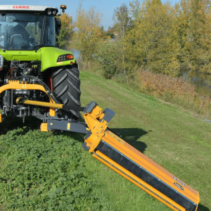 Le broyeur d'accotement ZMTE 1800 FERRI monté sur un tracteur en action dans un fossé