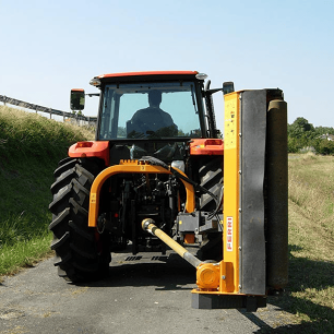 Le broyeur d'accotement ZL FERRI monté sur un tracteur avec le broyeur replié