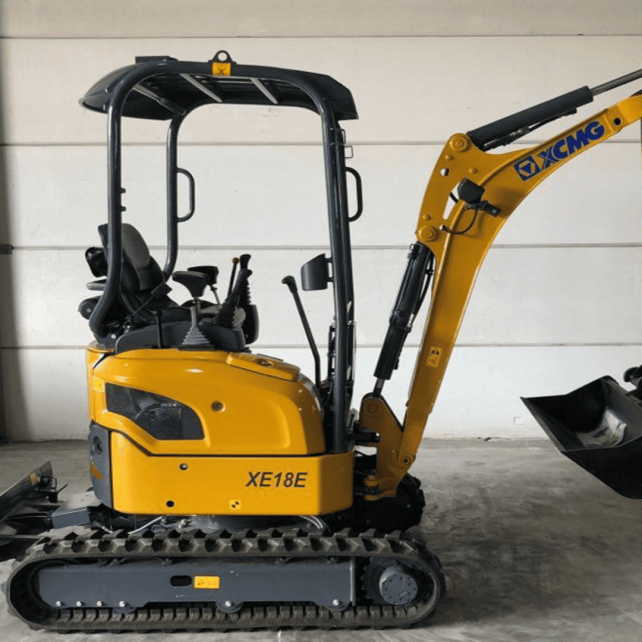 Mini-pelle XE18E de la marque XCMG vu de profil Mini-pelle XE18E de la marque XCMG vu de profil