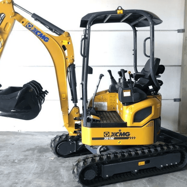 Mini-pelle XE18E de la marque XCMG vu de profil avec le godet replié Mini-pelle XE18E de la marque XCMG vu de profil avec le godet replié